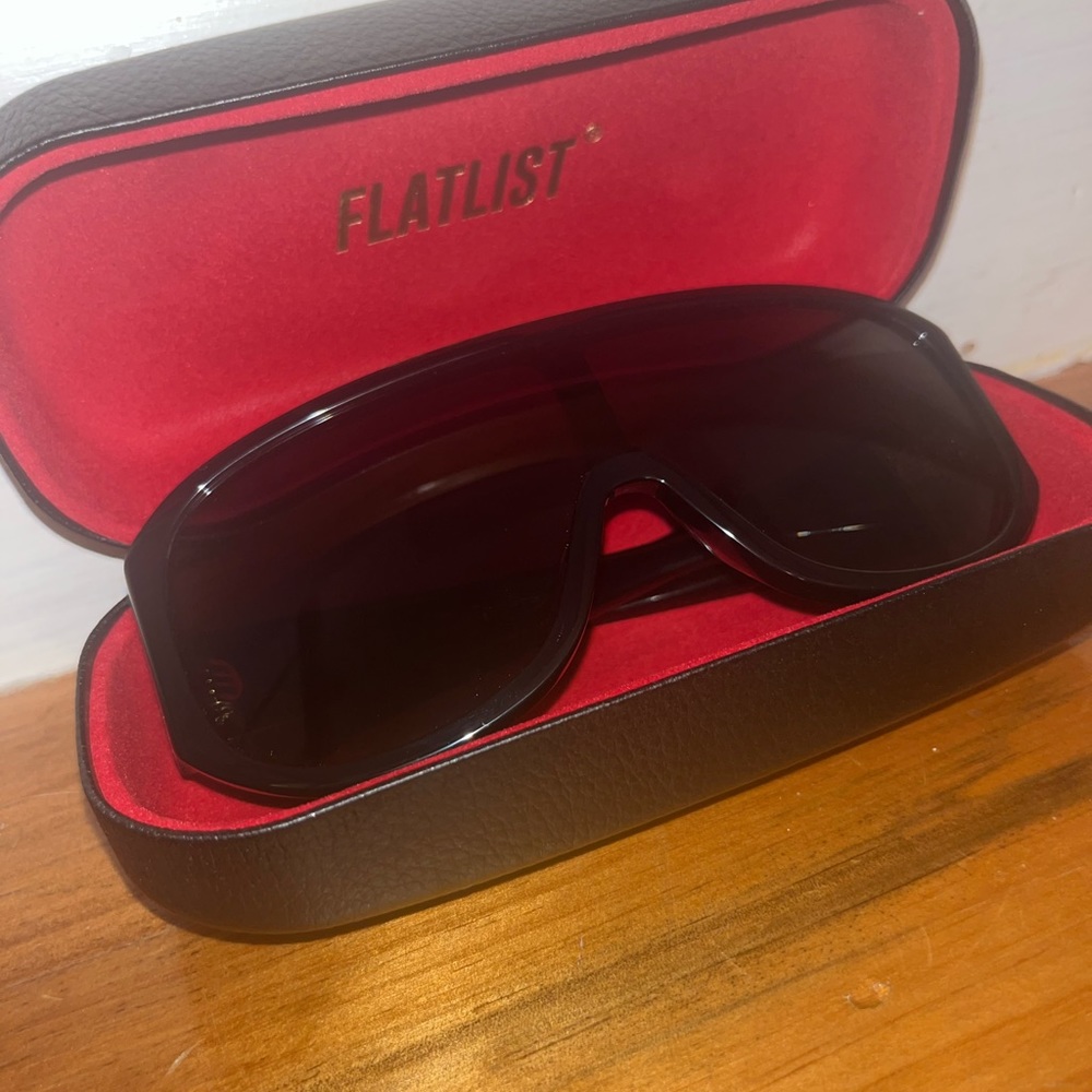 Flat list sunglasses